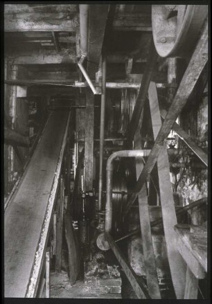 Papiermühle Niederzwönitz, Antriebswerk mit Stofftransportband (Foto aus dem technischen Museum Papiermühle Niederzwönitz)
