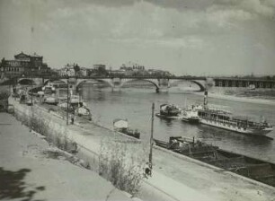 Dresden, Augustusbrücke : Dresden, Blick von der Brühlschen Terrasse auf das Terrassenufer, die Dampferanlegestelle und die Bauten am linken Elbufer