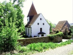 Ansicht von Westen mit Kirche (Kirchturm Spätromanisch-Langhaus Neubau 1739) über Kirchhofmauer (Wehrgang mit Steinbrüstung im 18 Jh abgetragen)