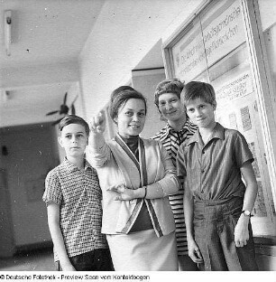 Schulen (Schuleinführung, Wahlveranstaltung, Apell, prominente Besucher, Veranstaltung, Konzert, Häuser, Kegeln, Skulptur, ...)