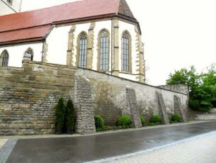 Ansicht von Südosten mit Kirche (Chor und Langhaus 1455 neu erbaut im Spätgotischen Stil) über Kirchhofmauer (mit Strebepfeilern) - Wehrgang mit Steinbrüstung abgetragen