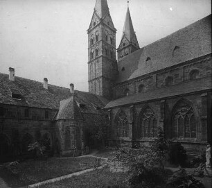 Fritzlar, ehem. Stiftskirche St. Peter, Westtürme, Teil des Langhauses u. Ansatz des Kreuzganges von Südosten