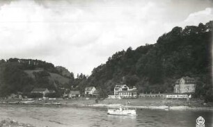 Rathen. Elbfront mit Fremdenhof Erbgericht, Gasthaus Rosengarten, Fremdenhof Elbschlößchen und Pension Strandblick. Blick über die Elbe mit Dampfbarkasse nach Nordnordwest