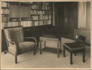 Landhaus Dr. Schneider Inneneinrichtung: Arbeitszimmer Schachtisch mit Sessel und Stuhl