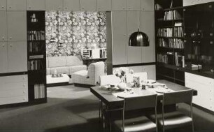 Anbauwand "Eisenberg" : Wohnzimmermöbel. Ansicht mit Anbauwand "Eisenberg" (1975; VEB Möbelkombinat Eisenberg) und Eßplatz