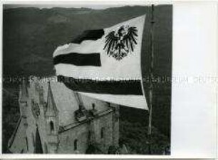 Die Fahne der Hohenzollern über der Burg Hechingen bei der Beisetzung Wilhelms von Preußen