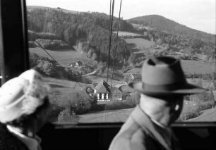 Schauinslandbahn: Blick auf Talstation; Vordergrund Personen