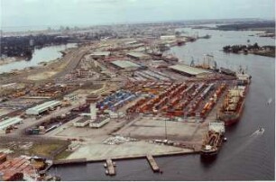 Lagos (Nigeria). Blick über die Hafenanlage. Luftbild-Schrägaufnahme