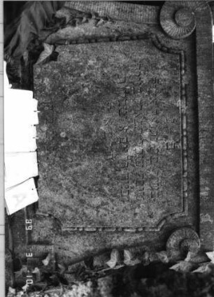 Grabstein 108 (Index: 100093889) Maße HxBxT: 169x100x26 cm Symbolik: reich verziert Besonderheit: Doppelgrab für Eheleute: 108A