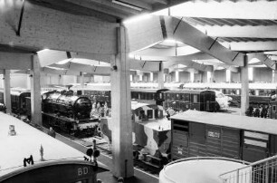Mülhausen (Frankreich): Halle mit Loks und Wagen; von der Galerie