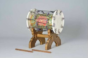 Kakko (鞨鼓) / Trommel mit Holzgestell, Schlegel und Kiste