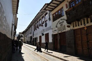 Cusco - Menschen in einer Altstadtgasse : Menschen in einer engen Altstadtgasse. Aufgenommen am 30. August 2011 in der einstigen Inka-Hauptstadt Cusco
