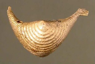 Kahnfibel mit Dekor aus halbrunden und geraden Linien