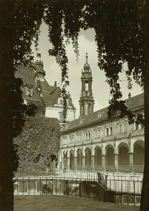 Dresden, Stallhof : Dresden, Stallhof. Blick über die Pferdeschwemme auf den Langen Gang mit Turm der Hofkirche