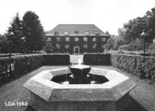 Vorgarten des ehemaligen Verwaltungsgebäudes der Heimat AG; Berlin, Steglitz-Zehlendorf