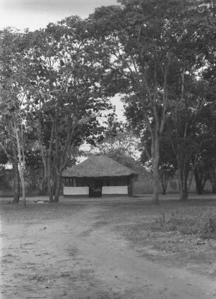 Tee im Rasthaus Cumbiro : Haus in Landschaft.