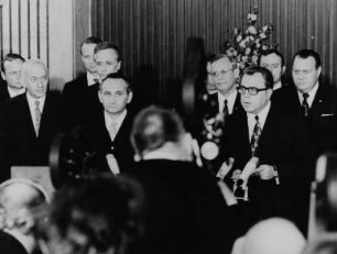 Die Staatssekretäre Egon Bahr und Michael Kohl während der Unterzeichnung den Verkehrsvertrags zwischen der DDR und der BRD