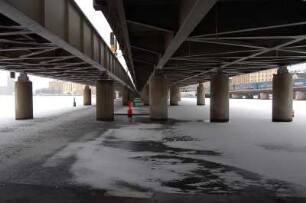 Stockholm - Verkehrsknoten : Brücken über den Mälarsee beim Verkehrsknoten Slussen, Zentrum, aufgenommen 2006 in Stockholm