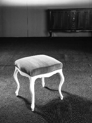 Hocker : Dresden-Hellerau. VEB Deutsche Werkstätten Hellerau. Hausmesse, 1986. Hocker. Holz, weiß beschichtet, Polsterung mit Samtbezug (1986; VEB Möbelkombinat Dresden-Hellerau)