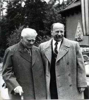 Walter Ulbricht und Wilhelm Pieck im Garten des Landhauses Döllnkrug