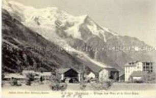 Ansicht eines Dorf bei Chamonix und den Mont Blanc