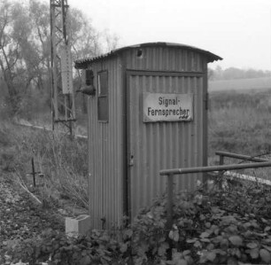Wellblechbude für Signalfernsprecher bei Priestewitz am Streckenkilometer 84,3. Vorderseite