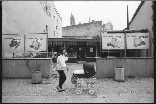 Frau mit Kinderwagen