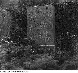 Grabstein der Familie Engelmann : Dresden. Friedhof (vielleicht auf dem Weißen Hirsch). Grabstein der Familie Engelmann