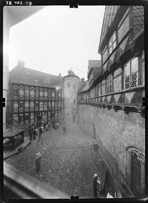 Pansfelde (Falkenstein/Harz-Pansfelde). Burg Falkenstein (Burgmuseum, Baubeginn 1115). Blick aus einem Fenster zum Wendelstein