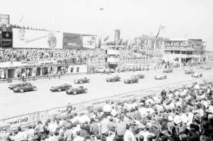 Nürburgring: Start der Rennwagen; von vorn