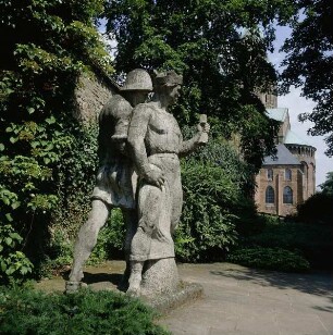 Speyer. Skulptur Kaiser Konrad II. im Domgarten