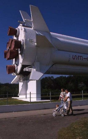 Rakete : Im Weltraumbahnhof Cape Caneveral wird auch diese Rakete gezeigt, Besucher erscheinen vor ihr winzig. Aufgenommen im November 1989. Foto Uwe Gerig