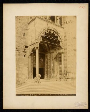 Santa Maria Maggiore, Bergamo: Detailansicht des unteren Teils des Nordportals (Porta dei Leoni rossi)