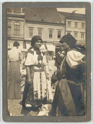 Südrumänische Spitzenverkäuferin : Südrumänische Spitzenverkäuferin in Tracht. Klausenburg (Cluj-Napoca / Rumänien), Markt