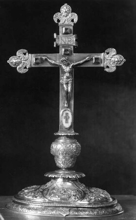Kruzifix : Kruzifix. Silber (1731). Saint-Gildas-de-Rhuys, Klosterkirche