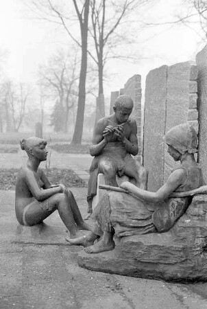 Neuaufstellung der Plastiken im Stadtgarten anläßlich der Bundesgartenschau 1967.