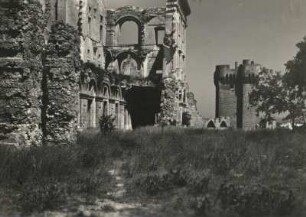 Montmajour. Abtei Montmajour bei Arles (12.-14. Jahrhundert). Im Hintergrund Château seigneurial (1369)