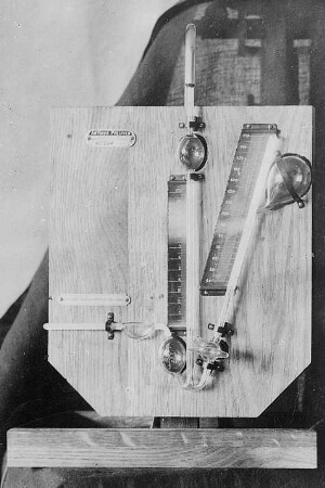 Hochvakuum-Manometer von Leybold : Technikgeschichte | Physik | Mechanik | Wassermesser