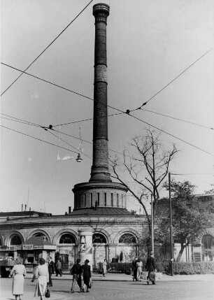 Hamburg-Altstadt. Die Wasch- und Badeanstalt Schweinemarkt in der Steinstraße mit seinem impossanten Schornstein. Sie wurde 1963 abgerissen. Dafür entstand, ebenfalls kreisrund, das Parkhaus des Kaufhauses Karstadt-Horten. Aufgenommen 1950