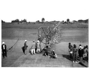 Bombay? (Indien). Einheimische und Touristen warten an einem Steg (zum Festland oder Insel ?)