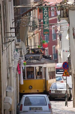 Lissabon, Altstadtviertel Alfama, bergige enge Gasse mit Straßenbahnverkehr