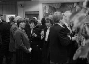 Neujahrsempfang: Kreissparkasse Stormarn, Zweigstelle: Am Markt: Schalterhalle: Gäste, Politiker, Funktionsträger, Verwaltungsmitarbeiter, mit Getränken, 01.01.1990