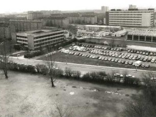 Dresden-Altstadt. Blick aus dem Wohnhochhaus, Terrassenufer 14, über die Ziegelstraße nach Südosten