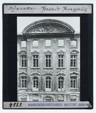München, Palais Preysing : Außenansicht, Mittelrisalit an der Theatinerstr., Obergeschosse und Giebelzone