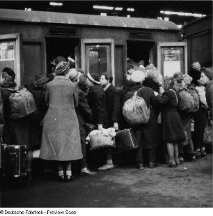 Leipzig. Hauptbahnhof. Ansturm beim Einsteigen in einen "Hamsterzug"