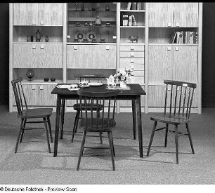 Eßtisch : Eßtisch mit vier Stühlen "Camburg 1" (1977; VEB Möbelkombinat Eisenberg) vor einer Anbauwand