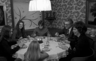 Säckingen: Wohnung; Wirtschaftsminister Eberle mit Familie; am Kaffeetisch