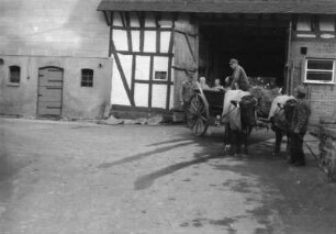 Transport der Flachsbündel zum Röstplatz