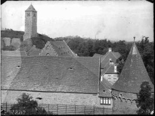 Blick in die Unterburg Giebichenstein gen Norden, Südbau mit Südostturmgiebel des Kornhauses, rechts das Herrenhaus, Bergfried und Teil der Oberburg -