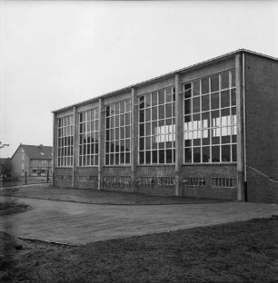 Sporteinrichtungen: Turnhalle: Querweg: Neubau vor Einweihung: Außenansicht: vorn Rasen und Plattenweg: hinten links Wohnblock